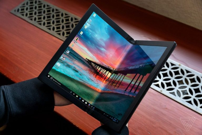 Lenovo anunta primul laptop cu ecran pliabil