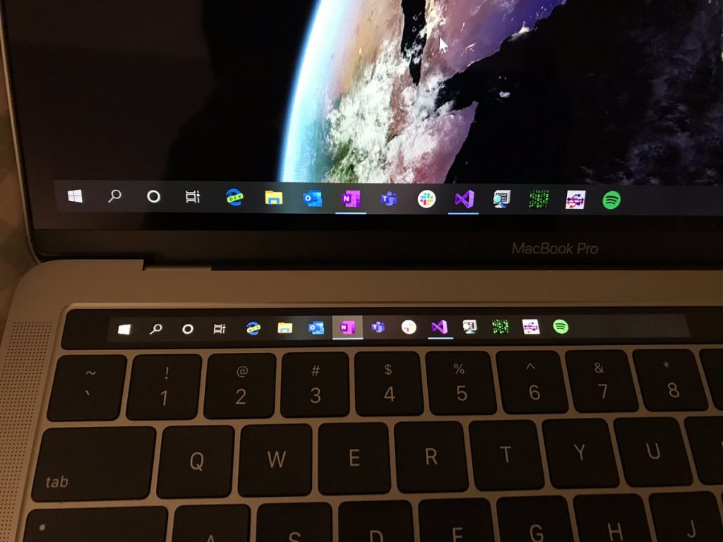 Cu puțin efort puteți să folosiți touch bar-ul de pe MacBook Pro și sub Windows 10.