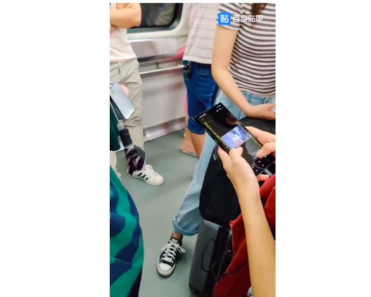 Galaxy Note 10+ în acțiune, filmat în metrou în Coreea.