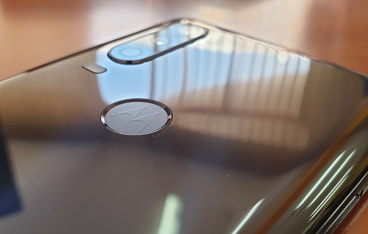 FOTO: ies la iveala fotografii cu Moto G8 Play si Moto E6 Play