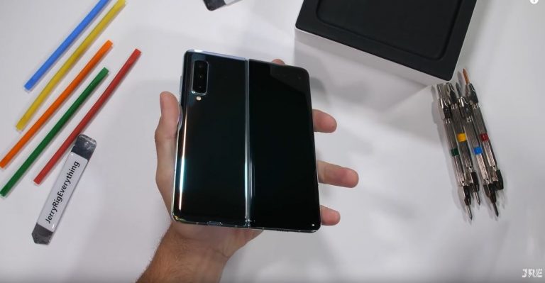 jerryRigEverything s-a apucat să desfacă un Samsung Galaxy Fold ca să ne arate cum e pe interior. Și da, e extrem de greu de reparat.