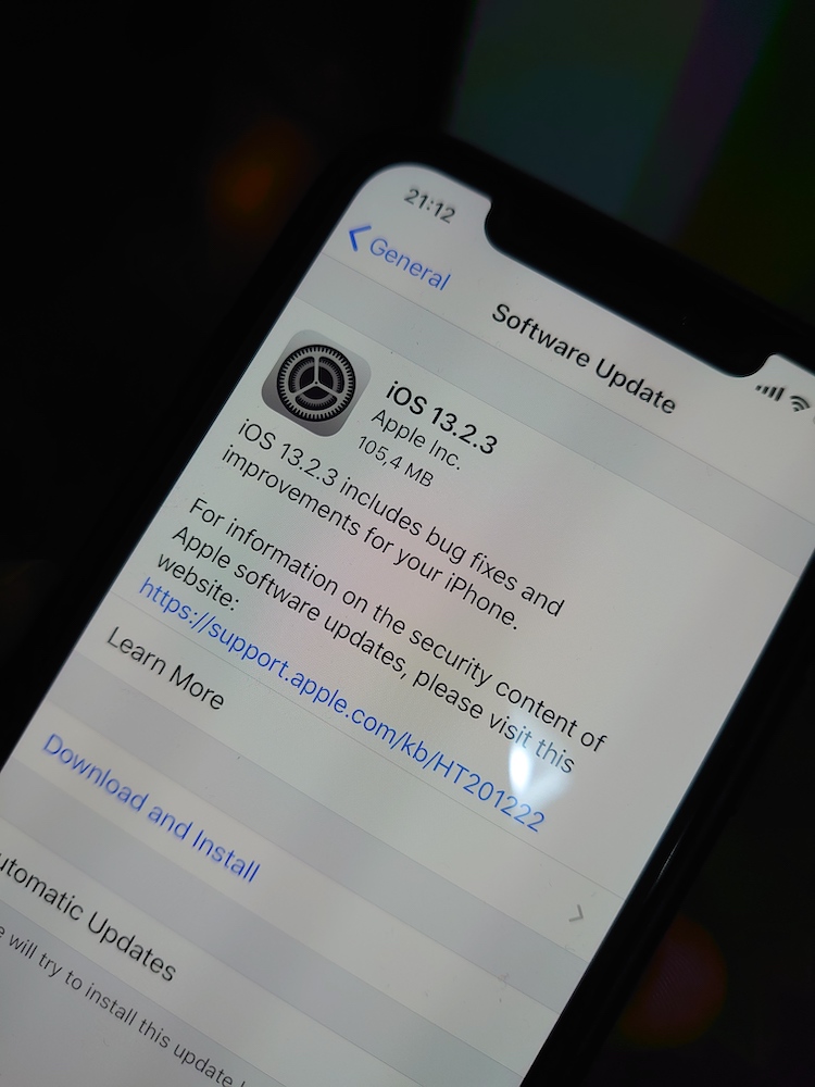 iOS 13.2.3 vine să repare probleme legate de sincronizarea în background și funcționarea Mail, Files, Notes.