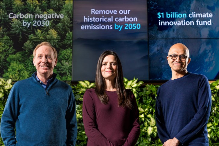 Microsoft President Brad Smith, Chief Financial Officer Amy Hood și Satya Nadella, CEO după anunțul legat de reducerea emisiilor de carbon. 