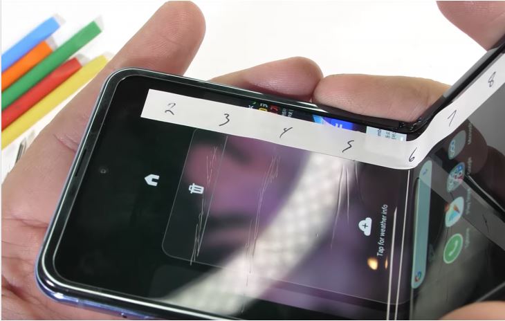 După cum probabil vă așteptați, display-ul de pe Samsung Galaxy Z Flip nu rezistă prea mult.