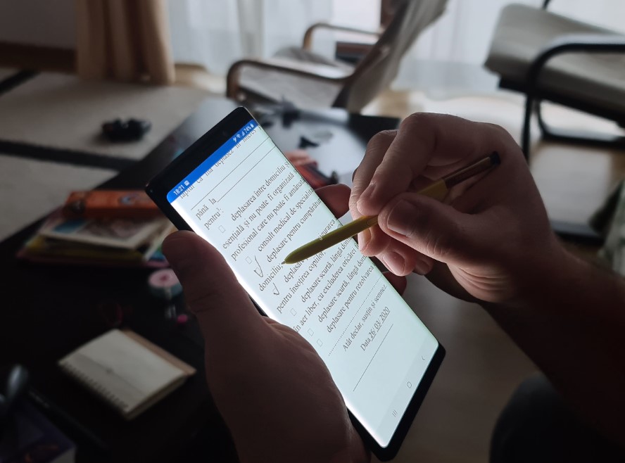 Cum puteți genera și completa direct pe smartphone declarația pe proprie răspundere referitoare la circulația în afara locuinței. Aici am completat-o în câteva secunde în combinația Samsung Galaxy Note9 cu S-Pen și Microsoft Word Mobile.