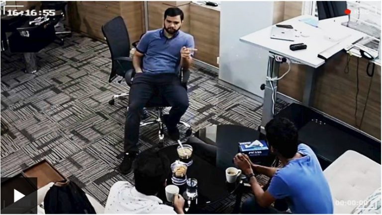 Via BBC, un material video despre niște scammeri din India ce produc câteva milioane USD anual, filmați prin propriul sistem CCTV.