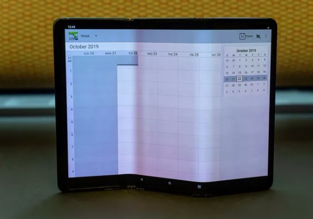 Prototipul TCL pentru un smartphone care se pliază în trei, de la un display de 6.55 inci la o tabletă de 10 inci.