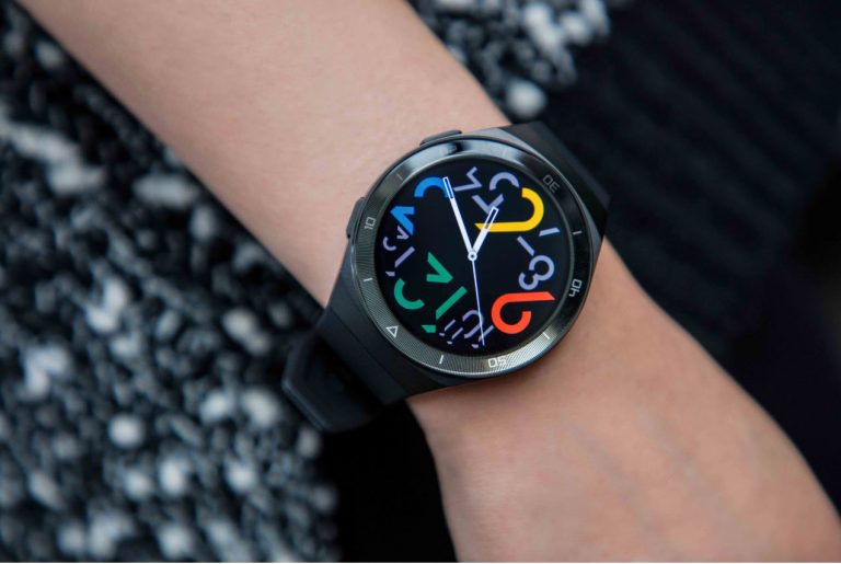 Huawei Watch GT 2e este disponibil în România cu un preț de 799 LEI.