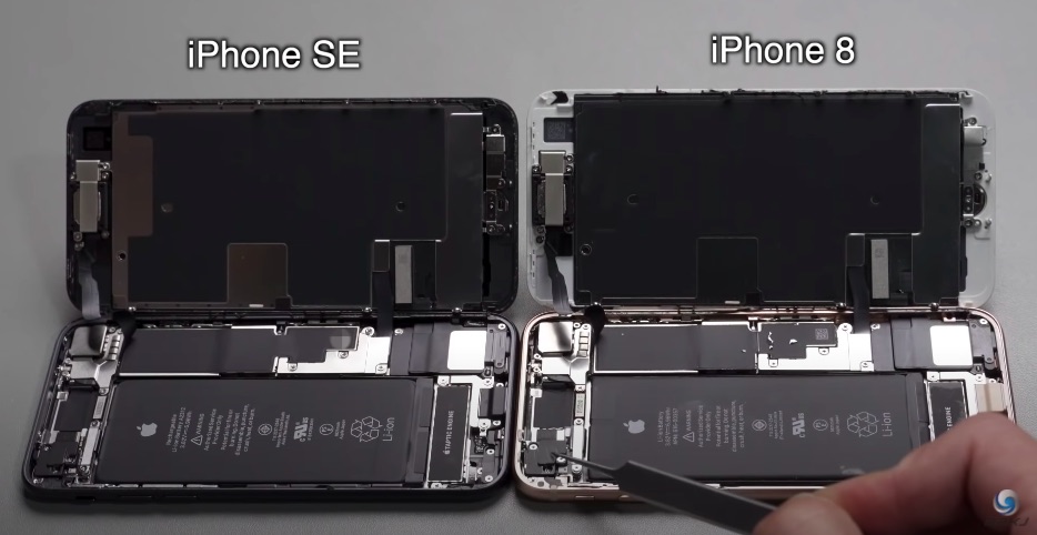 O comparație între interiorul lui iPhone 8 și iPhone SE 2020.