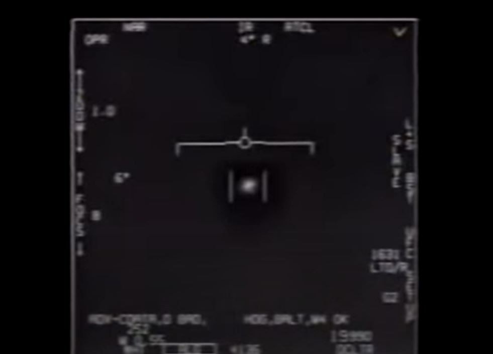 Armata SUA (mai exact Department of Defense) a publicat niște materiale video în care ne arată niște obiecte zburătoare neidentificate detectate de Blink-182.