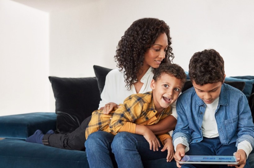 Family Safety este o nouă aplicație Microsoft pentru Android și iOS ce se sincronizează cu Windows 10 și Xbox și permita monitorizarea timpului petrecut de copii pe telefoane și consolă.