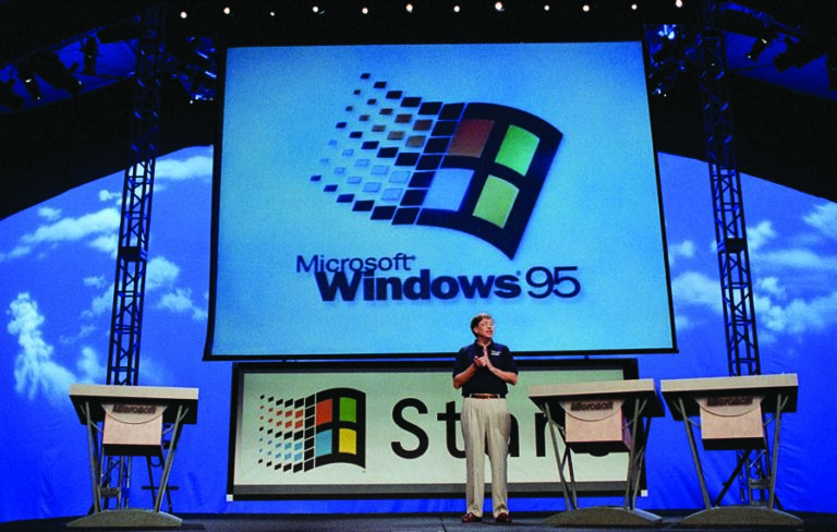 Pe 24 august 1995 Microsoft lansa Windows 95, sistemul de operare ce a dat actuala direcție de dezvoltare a PC-urilor și a ajutat la împlinirea viziunii lui Bill Gates: un PC în casa fiecăruia.