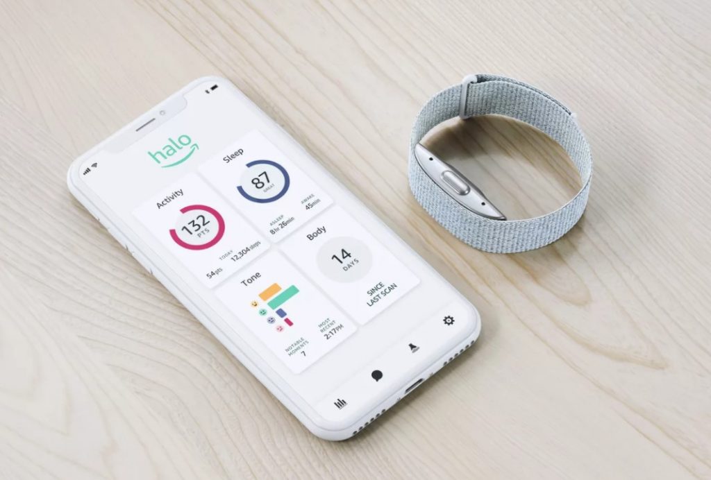 Amazon Halo este o brățară de fitness fără display, care monitorizează activitatea fizică iar serviciul asociat poate interpreta o imagine 3D a corpului (făcută cu telefonul) pentru a detecta nivelul de grăsime.