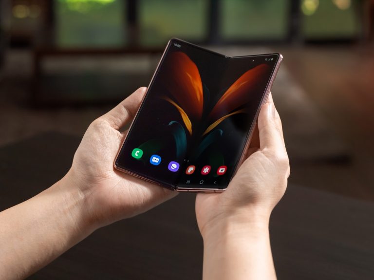 Samsung a prezentat a doua generație a smartphone-ului pliabil Galaxy Fold, cu rezoluție mai bună, display-uri mai mari și sistem de balamale mai eficient.