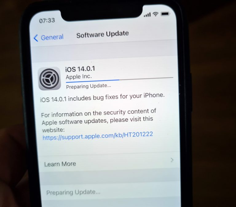 După fix o săptămână de la lansarea oficială iOS 14, Apple aduce primul patch: iOS 14.01 pentru a remedia câteva bug-uri enervante.