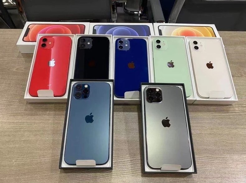 Gama de opțiuni pentru culorile de iPhone 12 și iPhone 12 Pro.