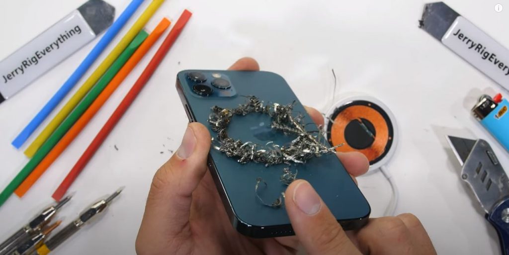 JerryRigEverything ne oferă o privire asupra modului în care iPhone 12 Pro e capabil să reziste la diferite tipuri de teste distructive.
﻿