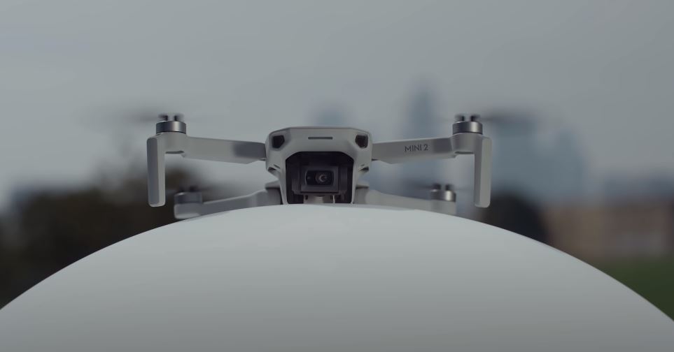 DJI a lansat oficial Mini 2, succesoarea dronei Mavi Mini, ce vine cu preț mai mare, dar cu suport de înregistrare video 4K, autonomie de 31 de minute și distanță de până la 10 km plus multe chestii software interesante.