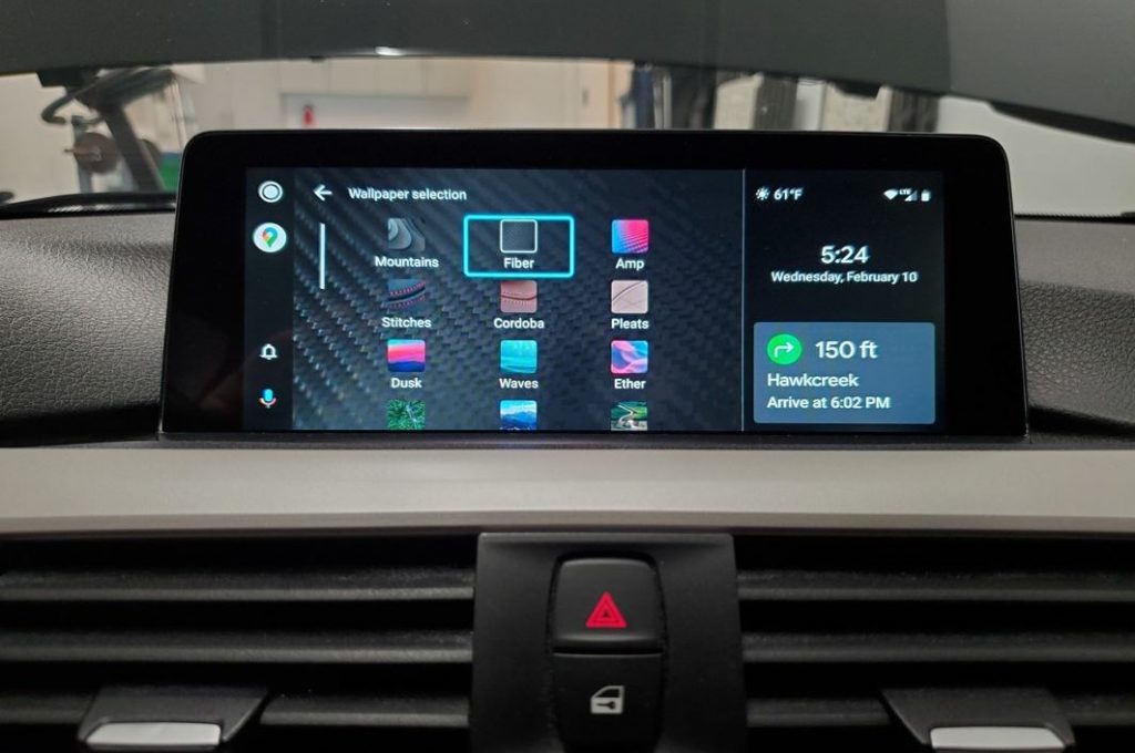 Cea mai nouă versiune Android Auto (6.x) a primit suportul pentru adăugarea de imagini de fundal personalizate.