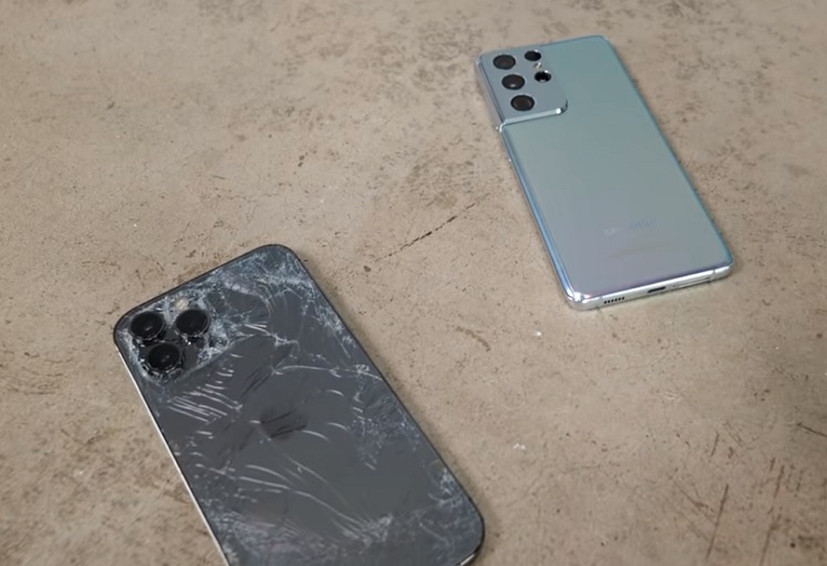 VIDEO: Samsung Galaxy S21 Ultra versus iPhone 12 Pro Max intr-un drop test