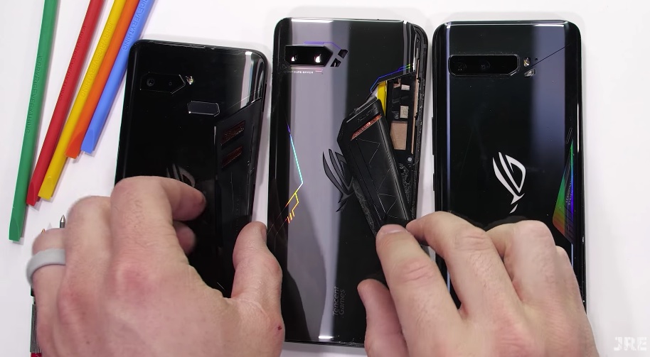Cel mai rapid și mai dotat smartphone al momentului, Asus ROG Phone 5 are o mare problemă: a ieșit șifonat din testul JerryRigEverything.