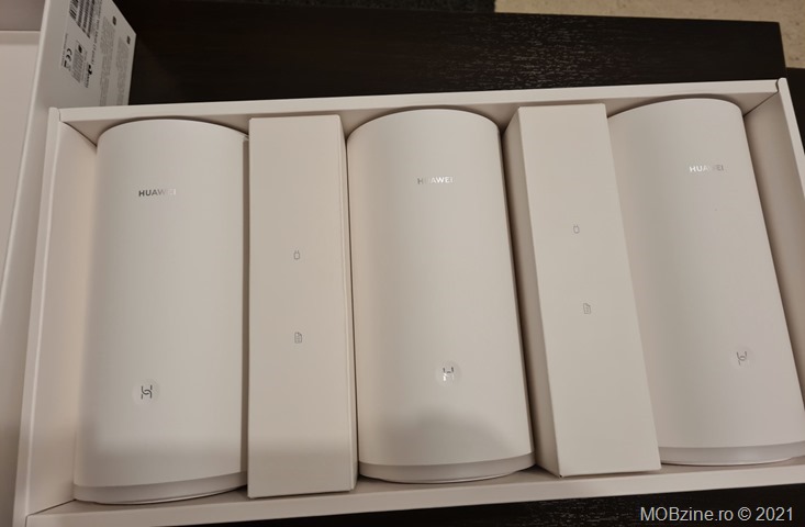 Dacă vreți o soluție pentru acoperirea eficientă WiFi a unor suprafețe de până la 600mp, luați în calcul soluția Huawei WiFi Mesh, construită cu 3 router-e AC2200