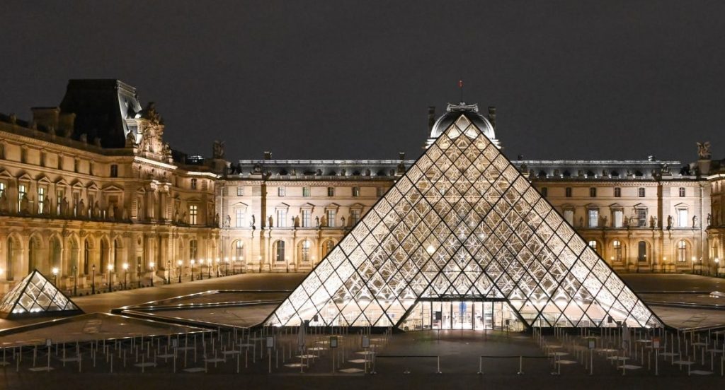 Toată colecția muzeului Louvre, de aproape 480000 de exponate, este disponibilă acum online, cu access gratuit.