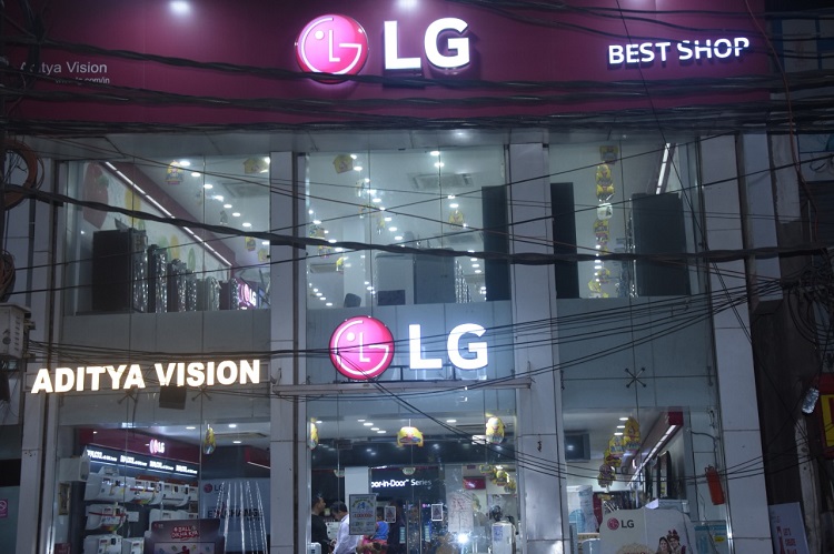 Samsung vrea ca LG sa-i vanda telefoanele in magazinele sale