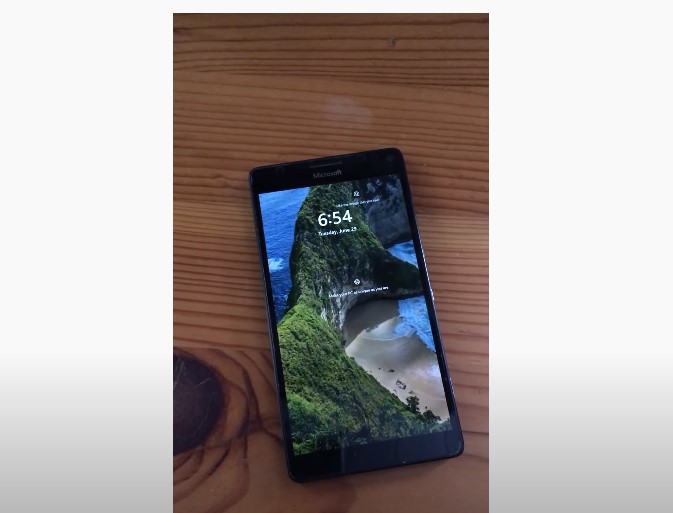 Windows 11 merge instalat pe smartphone-ul Lumia 950 XL, în timp ce multe laptop-uri/PC-uri nu îl pot pune.