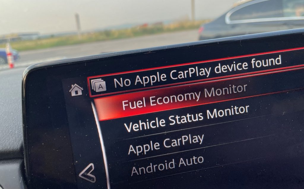 Dacă v-ați lovit de problema în care iPhone-ul nu se mai poate conecta pe sistemul infotainment al mașinii și aveți mesajul No Apple CarPlay device found, treaba asta se poate repara relativ ușor.