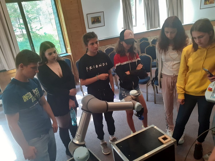 Elevii de liceu din zonele vulnerabile fac cunostinta cu robotii