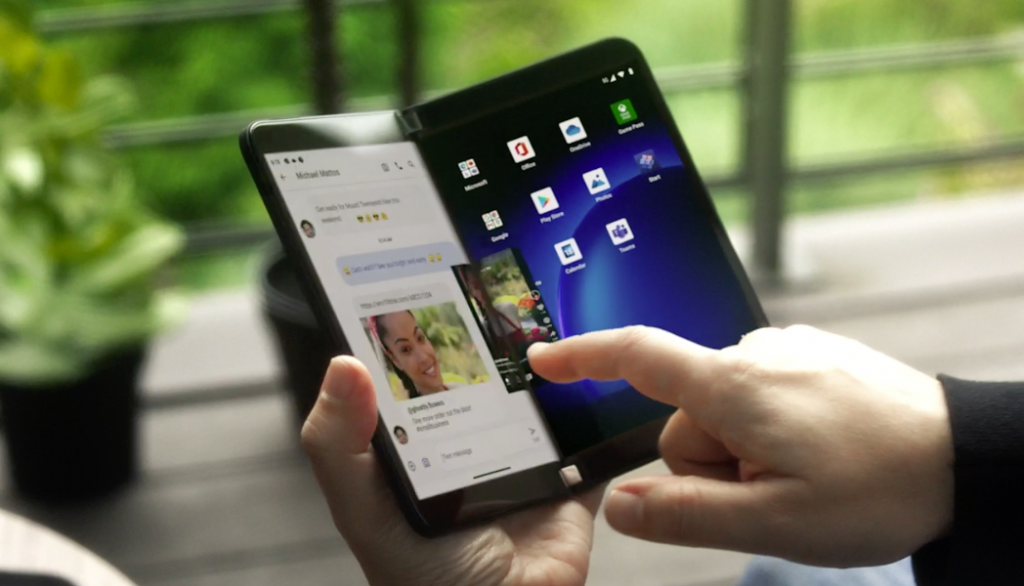 Surface Duo 2 este noul smartphone Android hibrid al Microsoft, construit cu Snapdragon 888, 5G si trei camere.