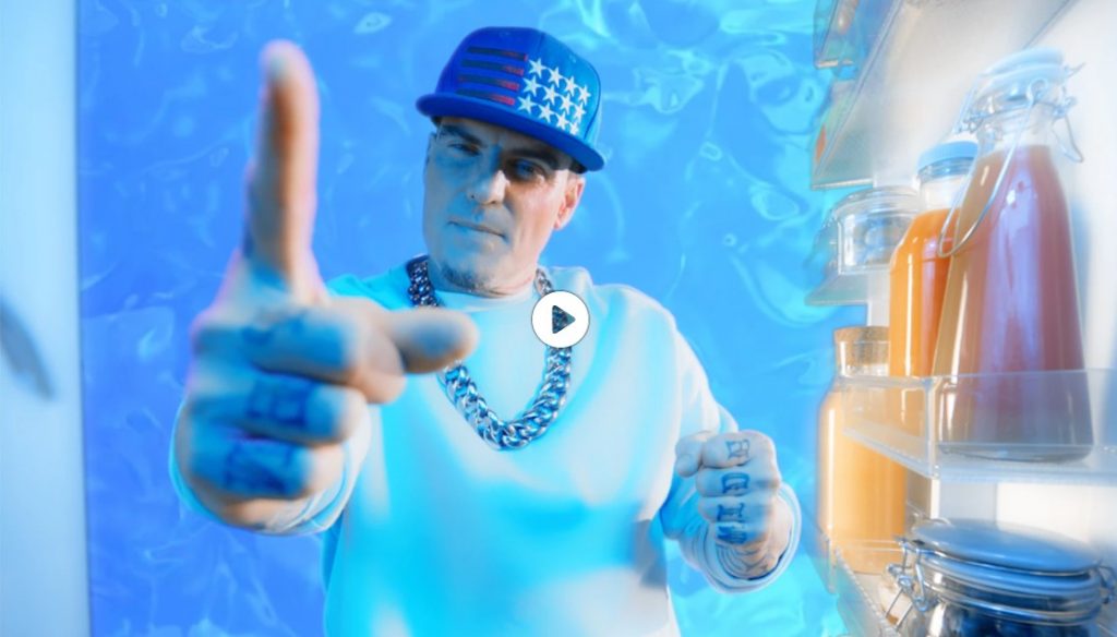 Vanilla Ice, rapper-ul ce a lansat celebra melodie ”Ice, Ice Baby” face parte din campania de protejare a mediului proaspăt lansată de Samsung.
