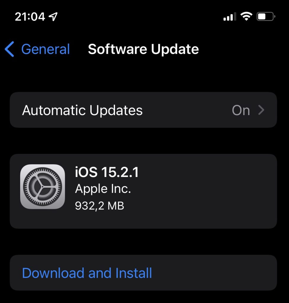 A ieșit iOS 15.2.1, un update minor de iOS care repară o problemă de securitate din HomeKit ce poate duce la blocarea aparatelor.