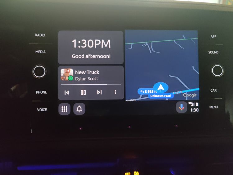 Android Auto pare că va primi ceva modificări la nivelul interfeței și o să arate tot mai mult ca Apple CarPlay.