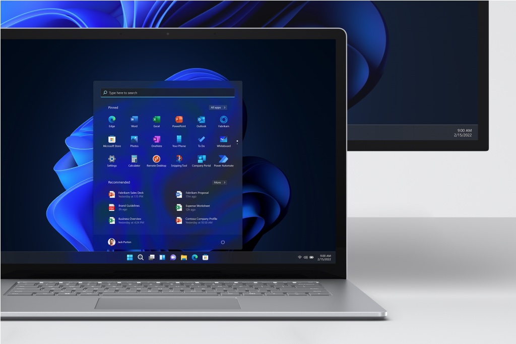 Microsoft a lansat primul update major de Windows 11 pentru publicul larg, aducând opțiunile promise de mult: aplicațiile Android, un nou Notepad și MediaPlayer, opțiuni noi in Taskbar.