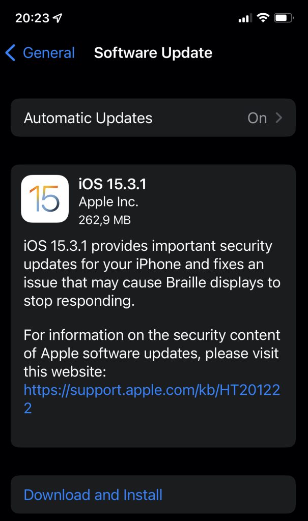 Apple tocmai a lansat iOS 15.3.1, un pachet de actualizări de performanță și securitate pentru că niște vulnerabilități erau deja folosite pentru atacuri.