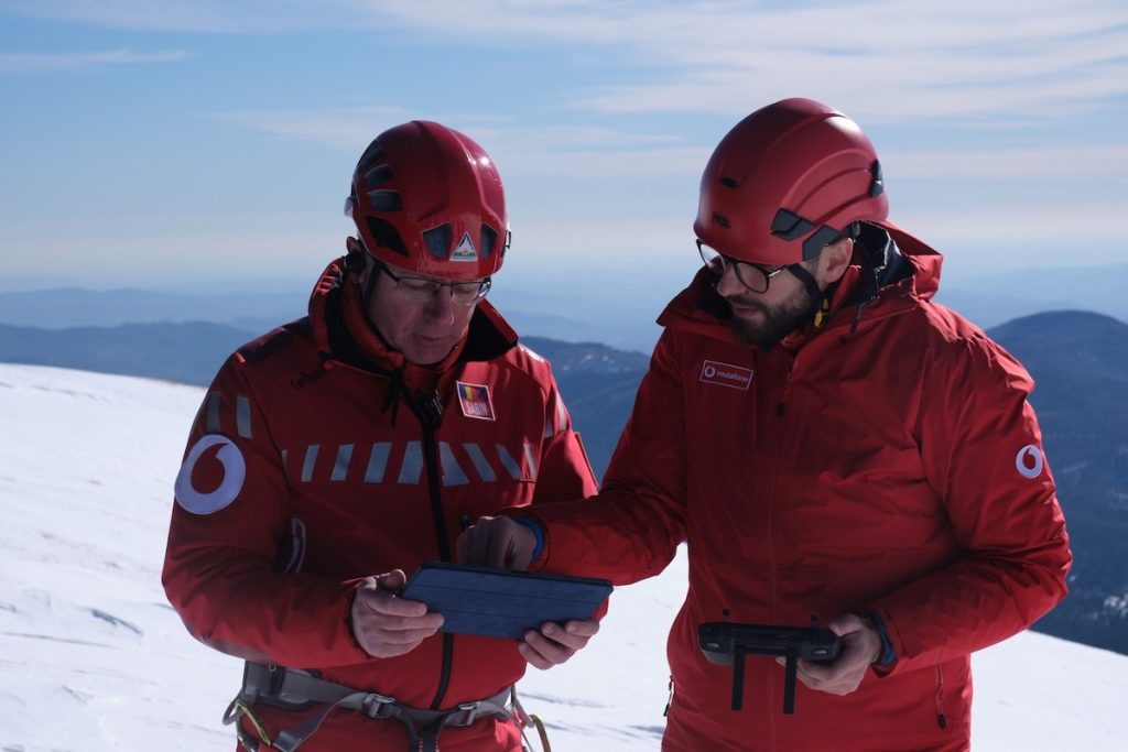 Salvamont și Vodafone România au creat o soluție de căutare a victimelor folosind drone pentru extinderea semnalului GigaNetwork 5G și scanarea cu camere cu geolocație și termoviziune a zonelor greu accesibile.