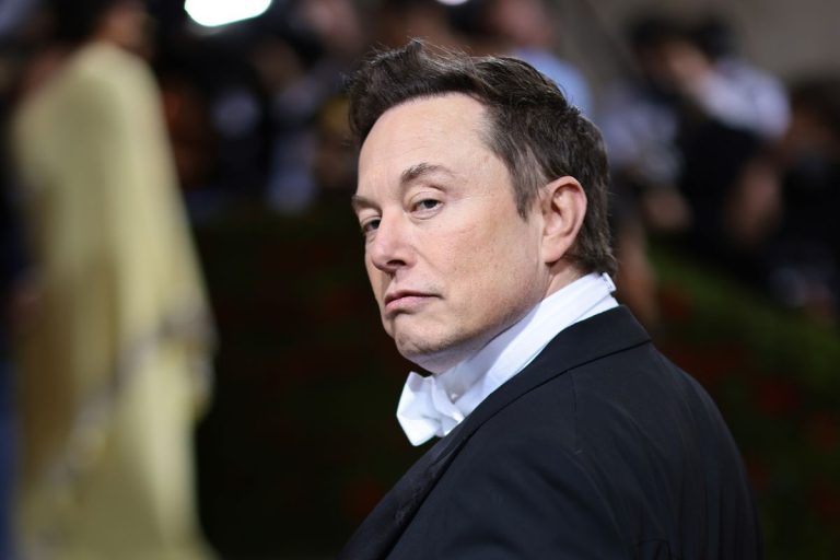 Elon Musk renunta oficial la achizitia Twitter