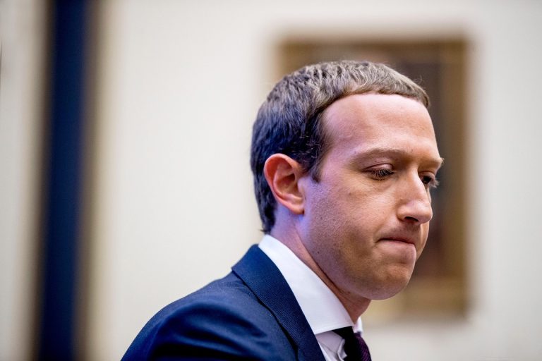 Facebook concediază 11.000 de angajați, iar Zuckerberg se umple de penibil