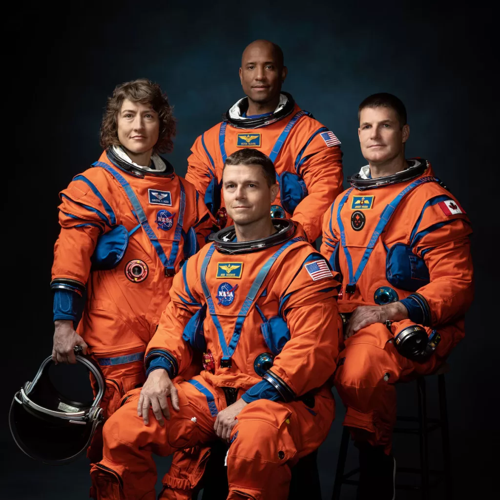 Echipajul Artemis II: Christina Koch, Victor Glover, Reid Wiseman, Canadian Space Agency Astronaut Jeremy Hansen, primii astronauți ce pleacă pe lună în secolul 21.