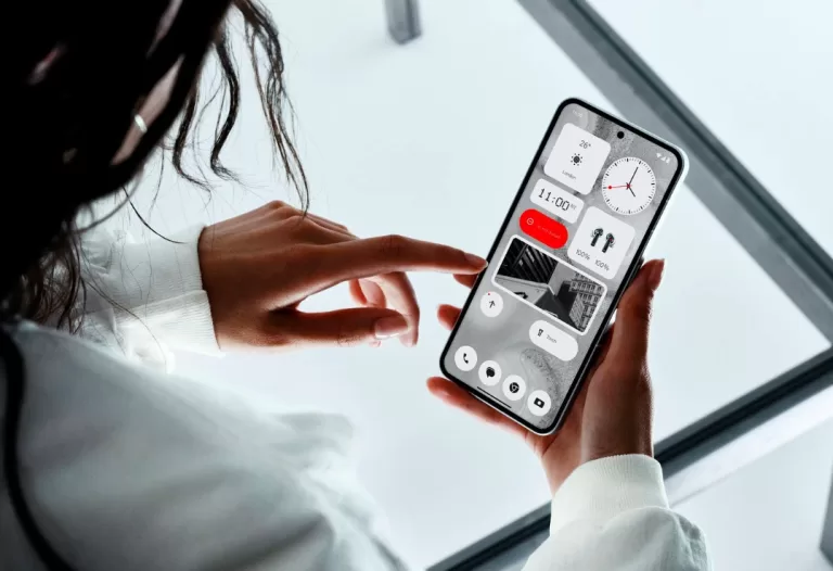 Nothing Phone 2 e oficial: vine cu Snapdragon 8+ Gen 1 și poate fi precomandat în SUA de la 600 USD (plus taxe).