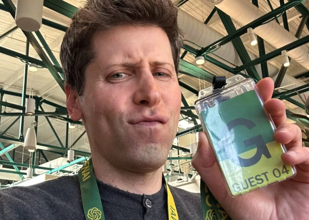 Sam Altman, fostul șef OpenAI venit la renegocieri, purtând ID-ul de vizitator.
