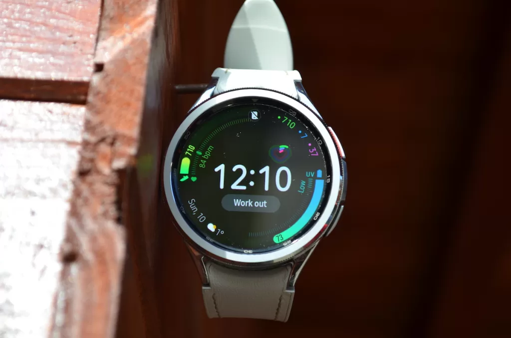 Ceasul smart Samsung Galaxy Watch 6 Classic (47mm) aduce o combinație utilă de componente hardware de calitate și software util.