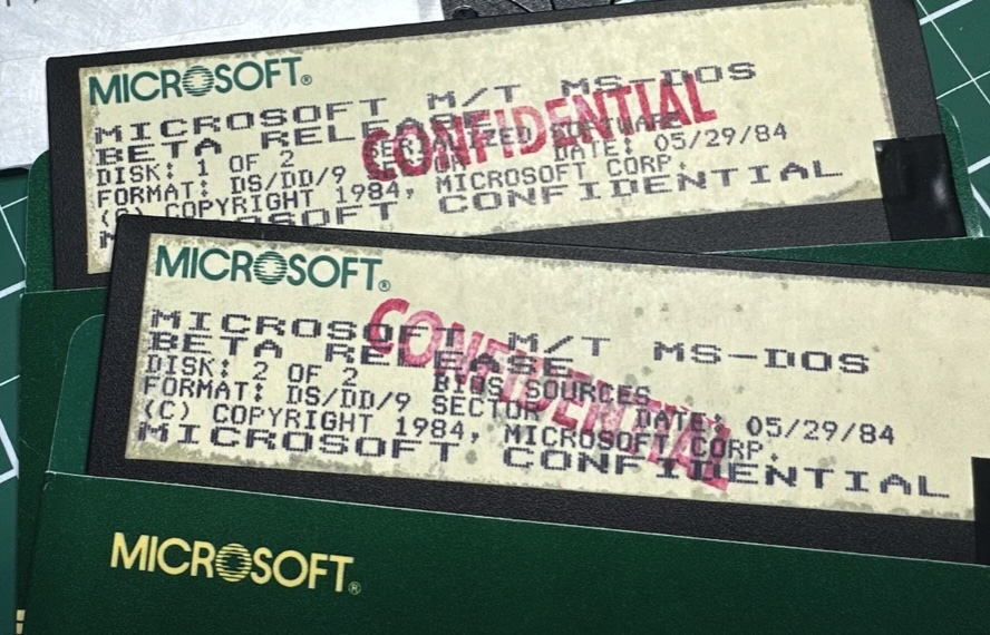 În colaborare cu IBM, Microsoft a oferit în licență MIT (Open Source) codul sistemului de operare MS-DOS 4.0. Dacă vreți, vă puteți juca cu el.