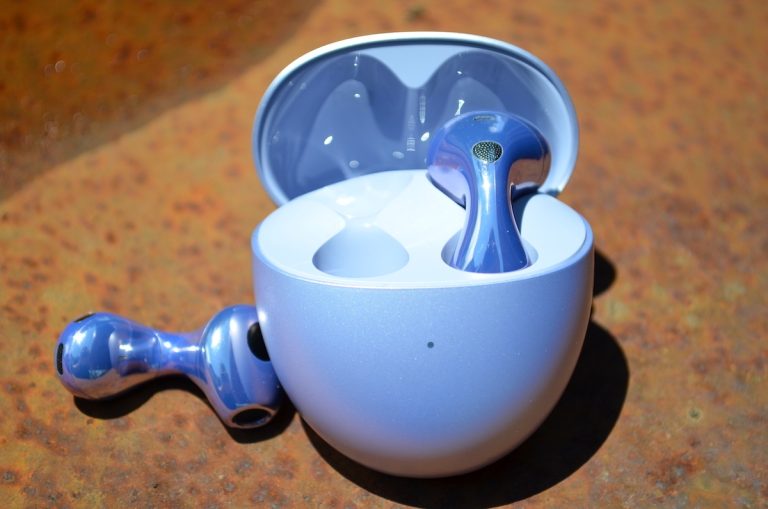 Astăzi au fost lansate în România noile căști semi-open earbuds Huawei FreeBuds 6: aflați cum arată, cum se comportă și dacă merită investiția!