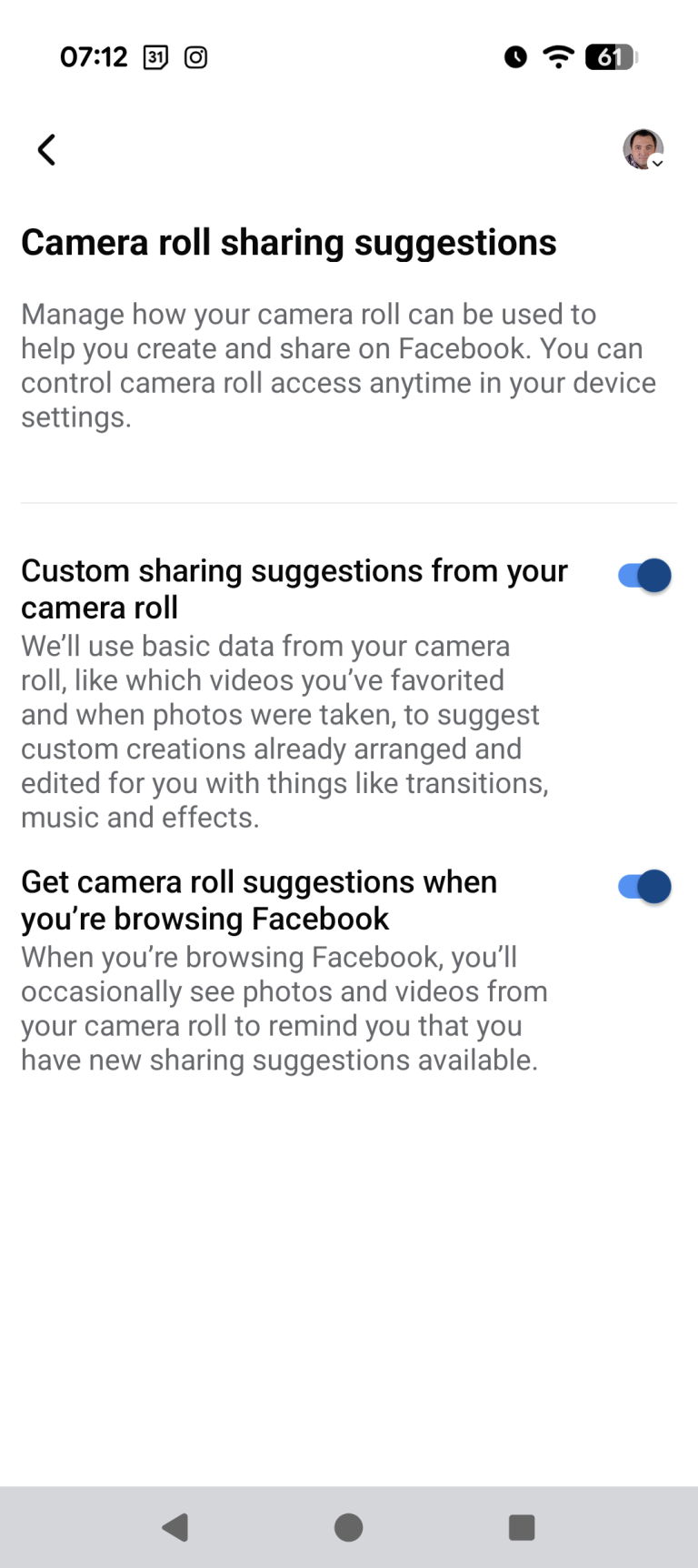 Poate că nu ar fi rău să verificați ce drepturi are aplicația Facebook pe telefon, pentră că e posibil să se uite prin poze, să le analizeze fără ca voi să fi știut asta.