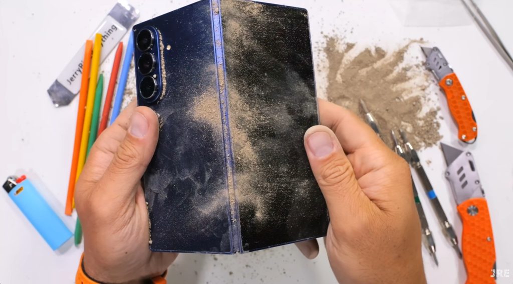 Una dintre principalele îngrijorări ale oricăui om a pus mâna vreodată pe un Samsung Galaxy Fold 7 este cea legată de cum va supraviețui ecranul interior la întâlnirea cu nisipul. Și acum avem un răspuns.