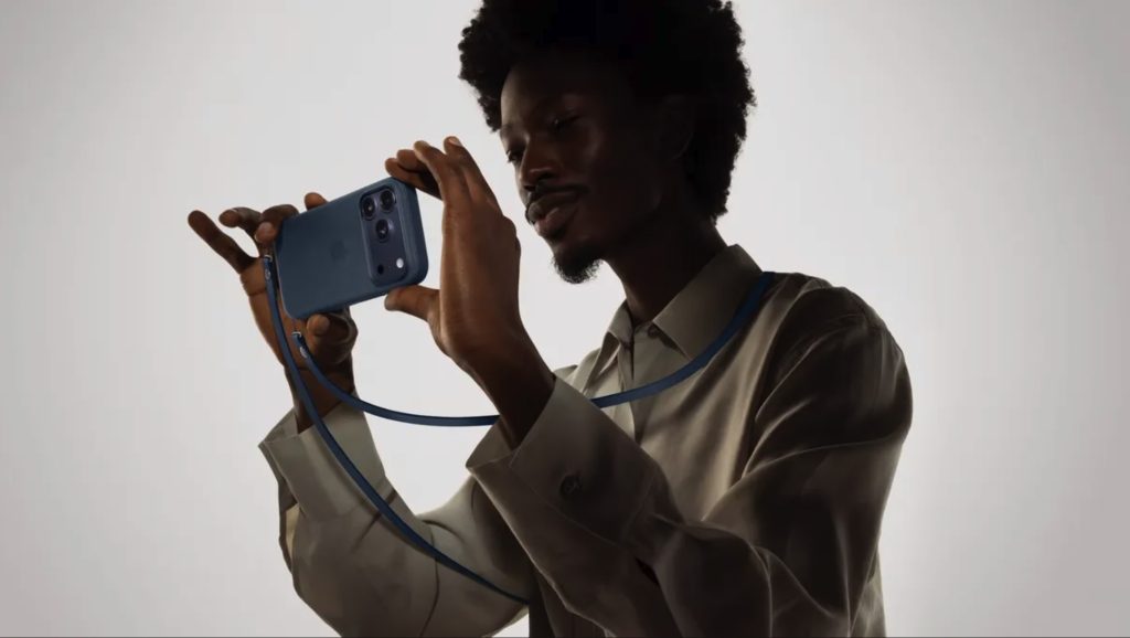 După ce aseară a prezentat seria iPhone 17 cu schimbări minore și copiere grosolană a formei Pixel, Apple a zis că e momentul să aducă pe piață și o zgardă de telefon numită Crossbody Strap. Pentru că de ce nu?
