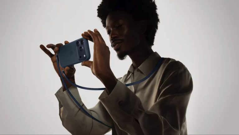 După ce aseară a prezentat seria iPhone 17 cu schimbări minore și copiere grosolană a formei Pixel, Apple a zis că e momentul să aducă pe piață și o zgardă de telefon numită Crossbody Strap. Pentru că de ce nu?